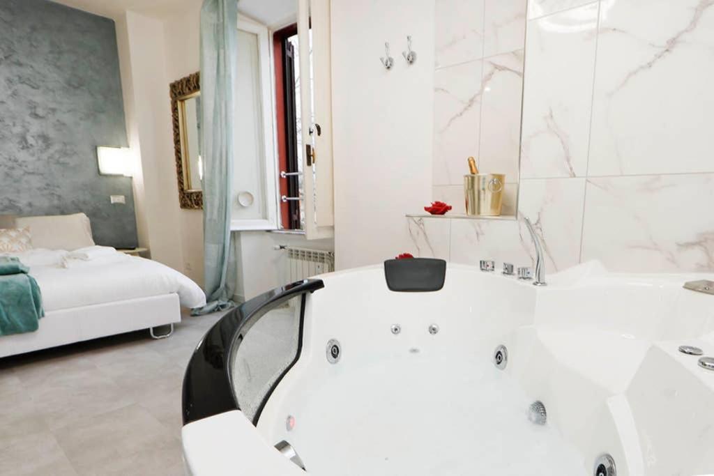White Panoramic Jacuzzi Suite Trastevere - Top Collection 罗马 外观 照片