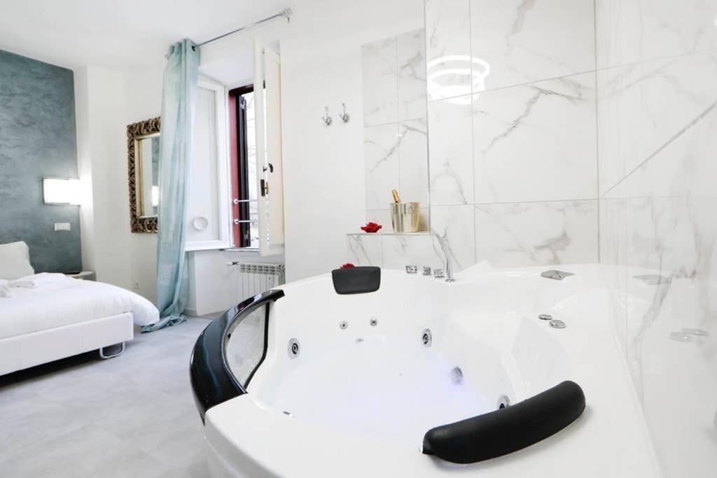 White Panoramic Jacuzzi Suite Trastevere - Top Collection 罗马 外观 照片