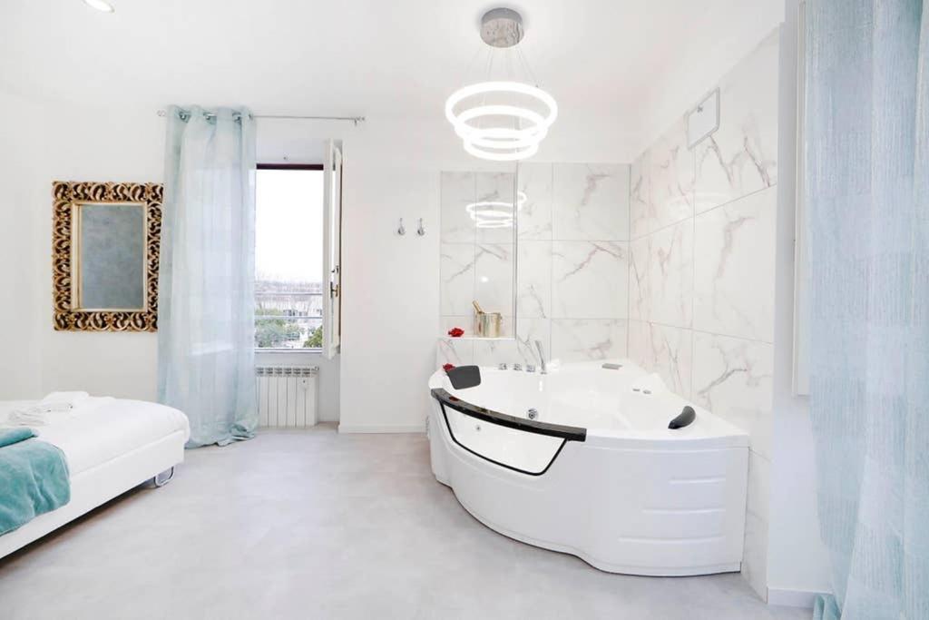 White Panoramic Jacuzzi Suite Trastevere - Top Collection 罗马 外观 照片